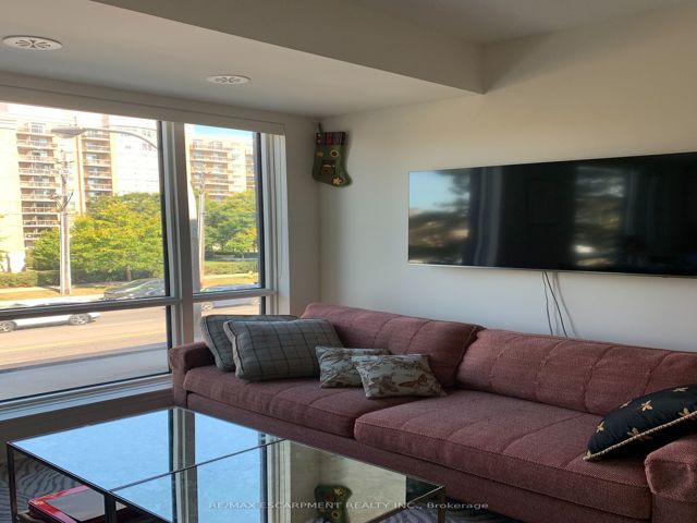 323 - 639 Lawrence Ave W