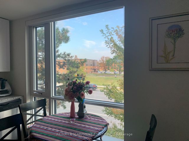 323 - 639 Lawrence Ave W