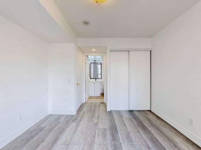 929 - 15 Northtown Way