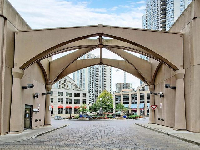 929 - 15 Northtown Way