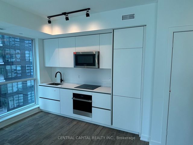 3003 - 327 King St W