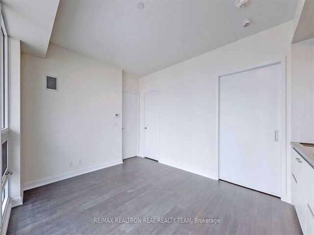 1711 - 2221 Yonge St