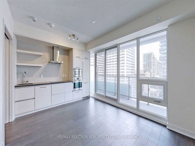 1711 - 2221 Yonge St