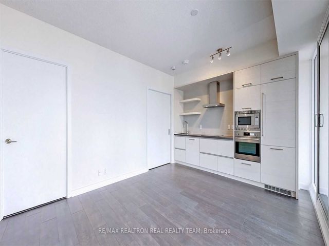1711 - 2221 Yonge St