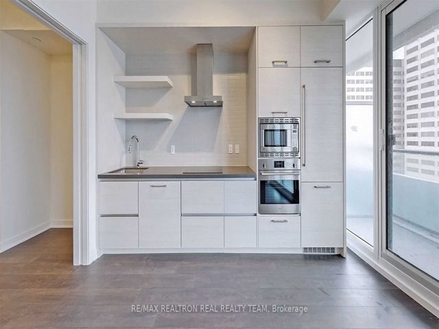 1711 - 2221 Yonge St