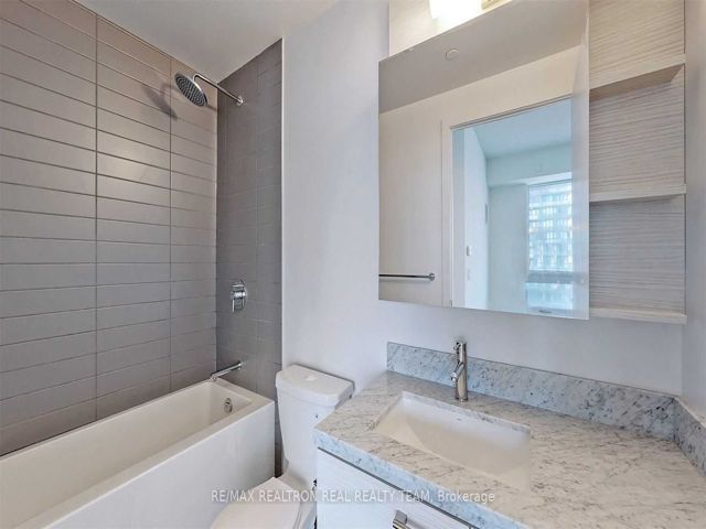 1711 - 2221 Yonge St