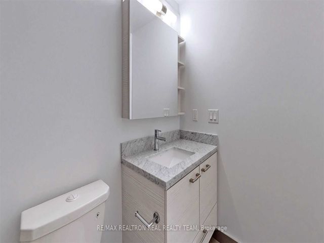 1711 - 2221 Yonge St