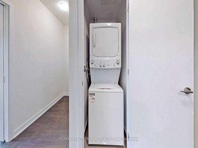 1711 - 2221 Yonge St