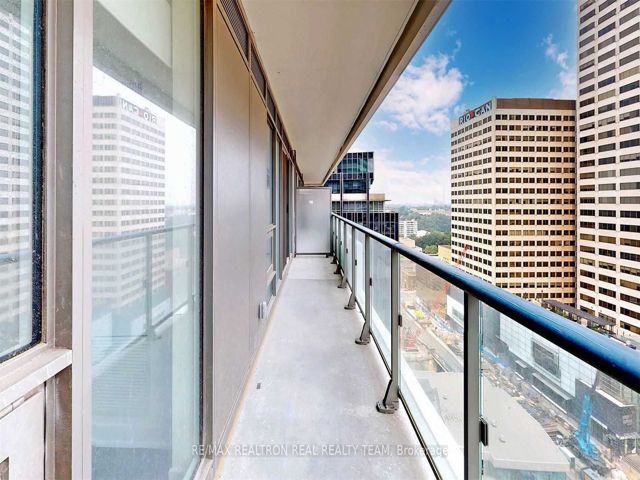 1711 - 2221 Yonge St