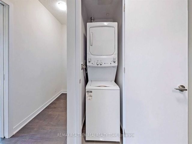 1711 - 2221 Yonge St