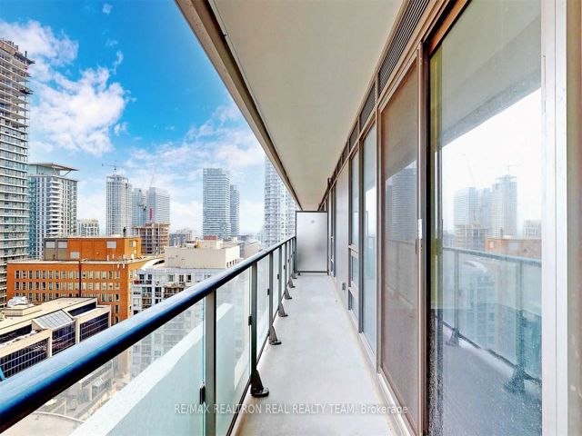 1711 - 2221 Yonge St