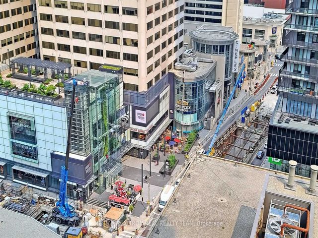 1711 - 2221 Yonge St