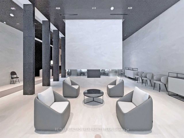 1711 - 2221 Yonge St