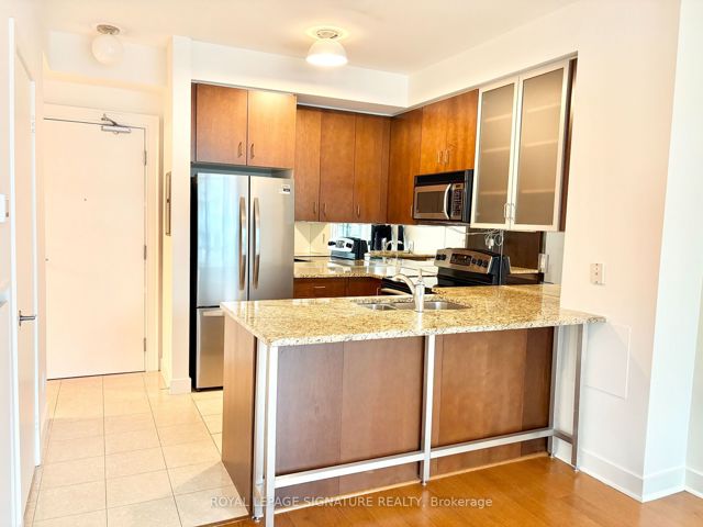 1203 - 438 King St W