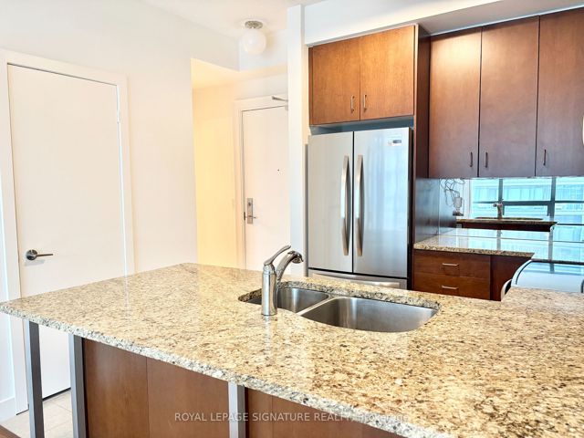 1203 - 438 King St W