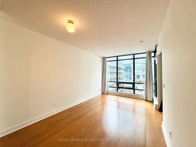 1203 - 438 King St W
