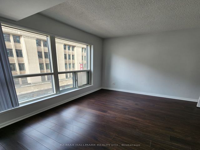 607 - 7 Carlton St