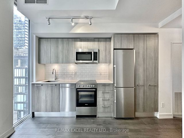 2010 - 28 Wellesley St E