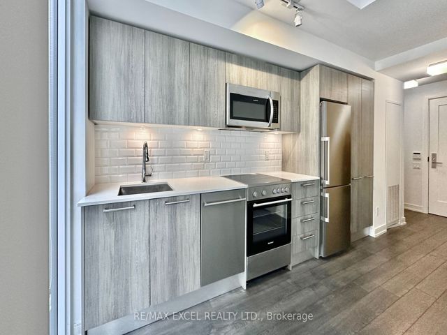 2010 - 28 Wellesley St E