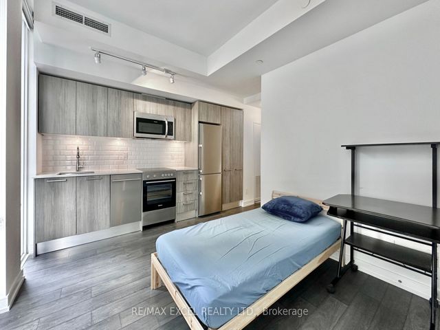 2010 - 28 Wellesley St E
