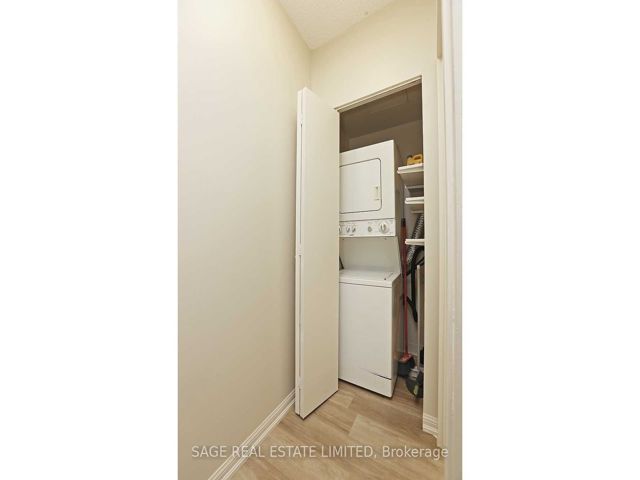 302 - 25 Grenville St