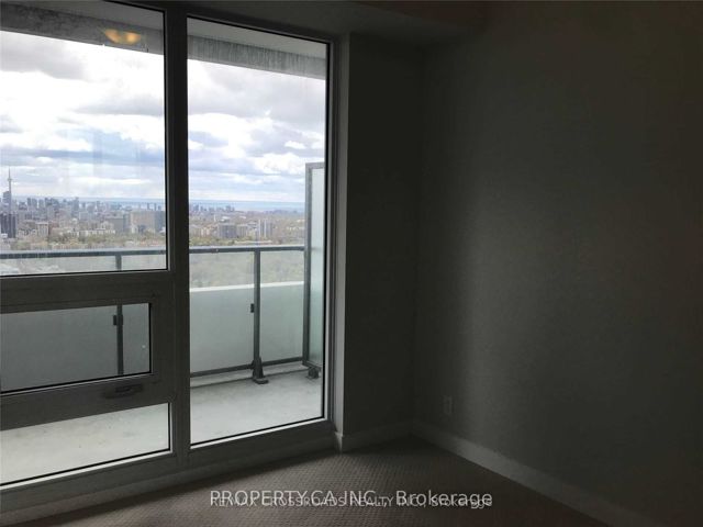 4207 - 2221 Yonge St