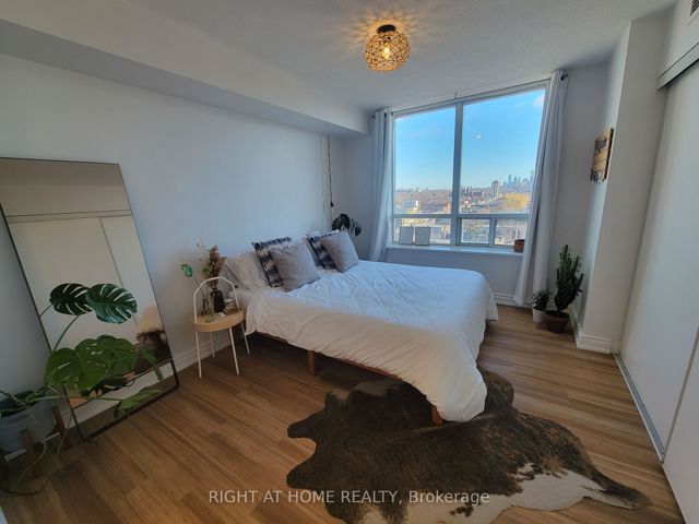 1004 - 1369 Bloor St W