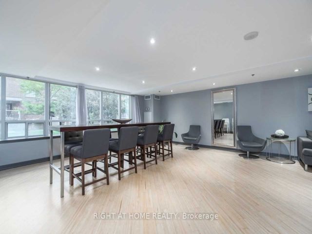 1004 - 1369 Bloor St W