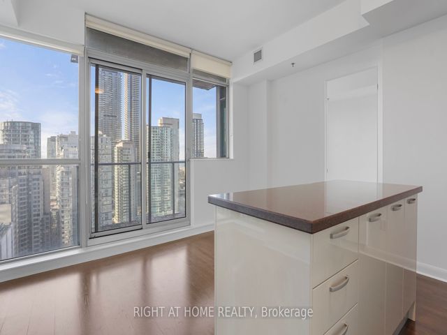 2103 - 375 King St W
