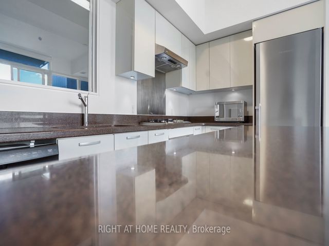 2103 - 375 King St W