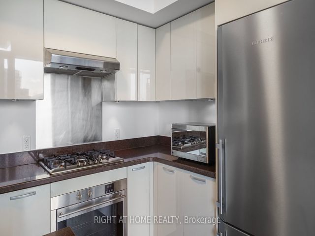 2103 - 375 King St W