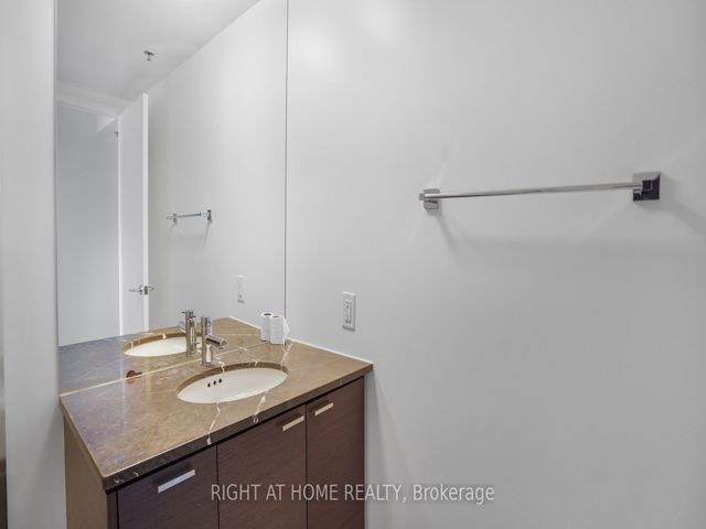 2103 - 375 King St W