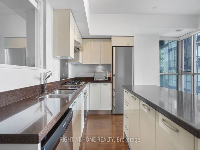 2103 - 375 King St W