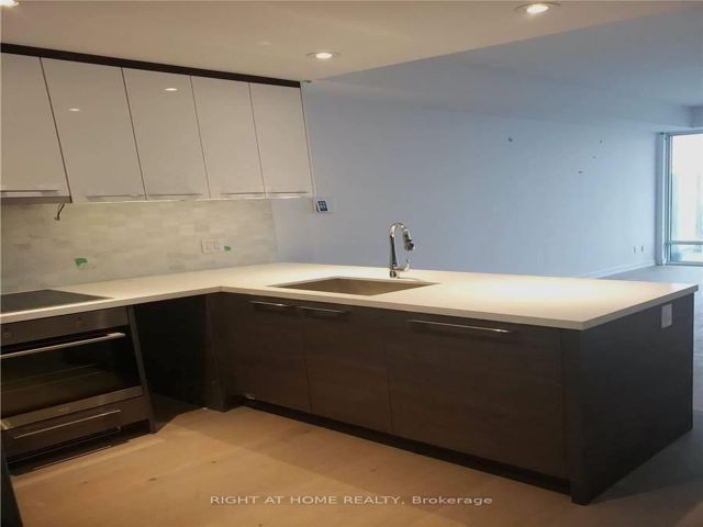 3015 - 488 University Ave