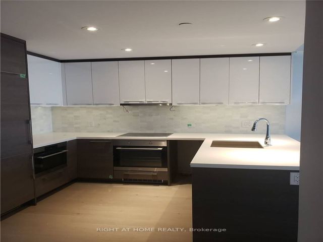 3015 - 488 University Ave