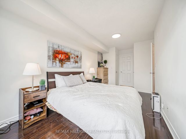 1002 - 225 Wellesley St E
