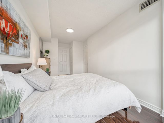 1002 - 225 Wellesley St E