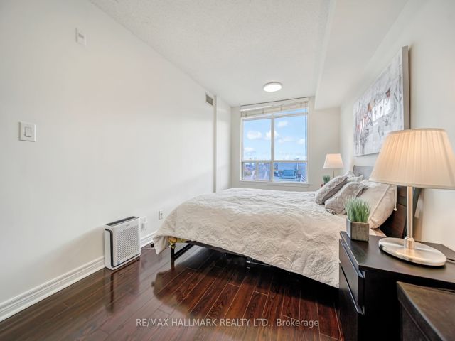 1002 - 225 Wellesley St E