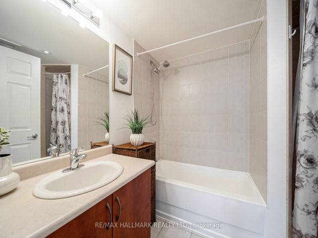1002 - 225 Wellesley St E