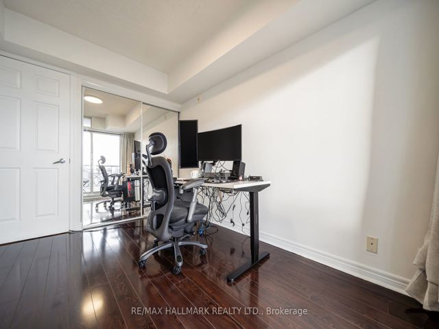 1002 - 225 Wellesley St E