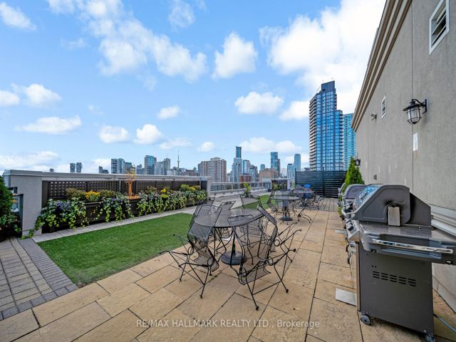 1002 - 225 Wellesley St E