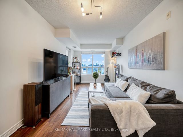 1002 - 225 Wellesley St E