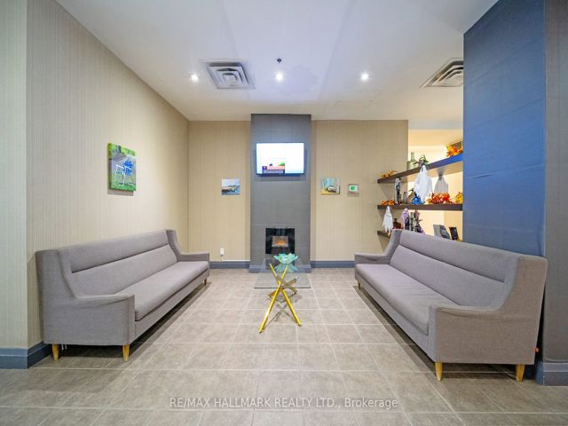1002 - 225 Wellesley St E