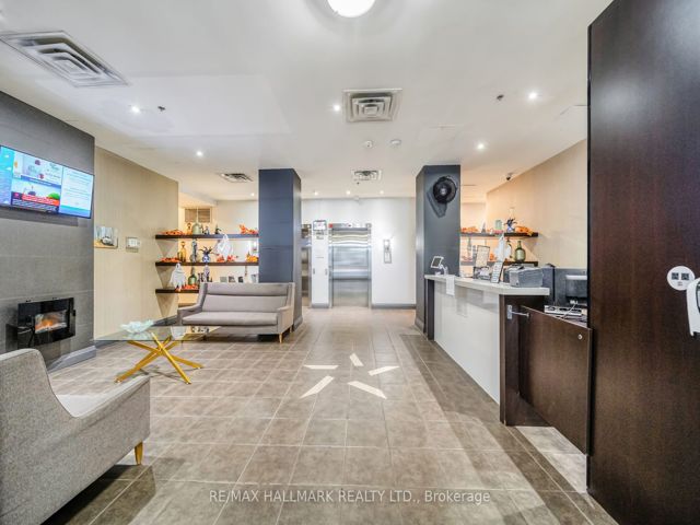 1002 - 225 Wellesley St E