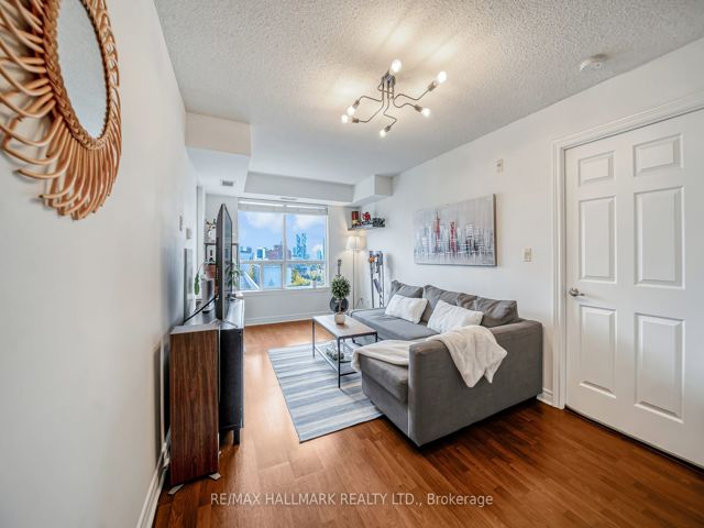 1002 - 225 Wellesley St E