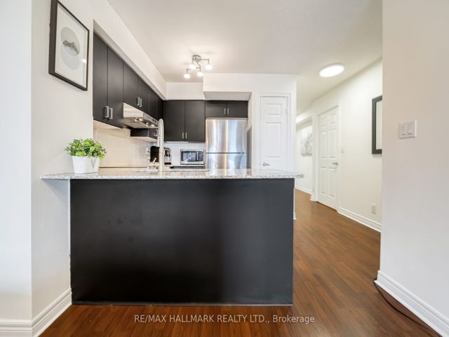 1002 - 225 Wellesley St E