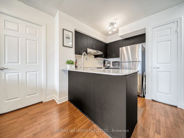 1002 - 225 Wellesley St E