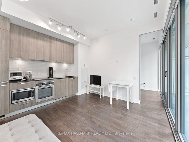 601 - 50 Charles St E