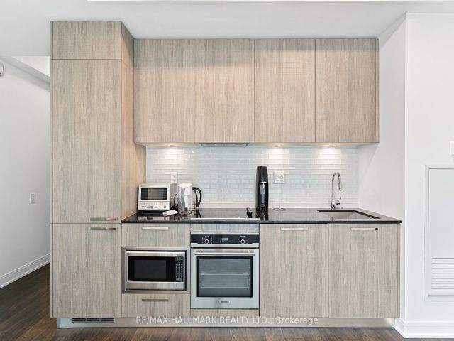 601 - 50 Charles St E