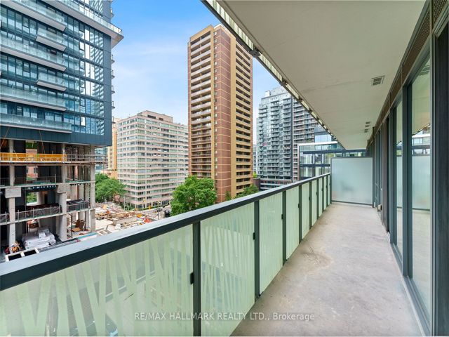 601 - 50 Charles St E